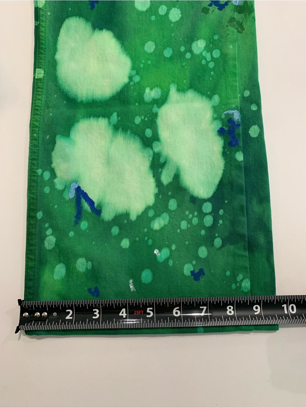 Good American Good 90s Tie-Dye Green Painted Artistic Jeans HEMMED 26”, 10 / 30 - Picture 10 of 11